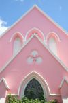 Il particolare architettonico di una chiesa di Hamilton, isola di Bermuda. Di particolare interesse è il rivestimento in stucco rosa.


