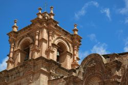 Particolare del campanile della cattedrale di Puno, Perù.

