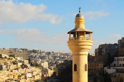 Particolare del minareto della città di Al-Salt, Giordania. Come molti altri edifici storici, è stato costruito con pietra gialla proveniente da cave situate poco fuori la città.
 ...