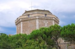 Particolare del Torrione del Castello di Civita Castellana, Lazio. Il forte, che sorge nell'area occidentale della città fuori dal vecchio abitato, è caratterizzato da un poderoso ...