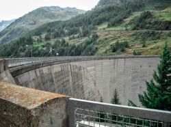 Particolare della diga di Beauregard in Valgrisenche, Valle d'Aosta. Problemi di stabilità del terreno lungo le sponde del lago hanno portato a riempire l'invaso solo per un decimo ...