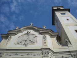 Particolare della facciata della Chiesa di San Lorenzo Martire a Lazzate in Lombardia - © Riccardo Pesce - CC BY 3.0, Wikipedia