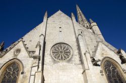 Particolare della facciata della chiesa gotica di Notre Dame a Niort, Francia. Da notare le decorazioni della due vetrate laterali e il bel rosone centrale.



