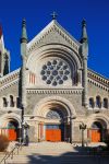 Particolare della facciata della St. Francis Xavier Catholic Church a Philadelphia (Pennsylvania), USA. La costruzione della chiesa risale al 1839 - © Sophie James / Shutterstock.com