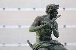 Particolare della statua di Dioniso nel distretto di Antigone, Montpellier, Francia. Chiamato Bacco dai romani, questa divinità greca è raffigurata mentre suona il flauto - © ...