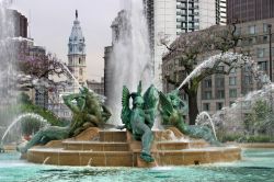 Particolare della Swann Memorial Fountain di Philadelphia con il Municipio sullo sfondo, Pennsylvania (USA).

