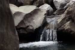 Particolare di una cascata nel ghiacciaio di Gavarnie, Pirenei, Francia.

