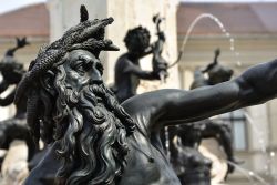 Particolare di una figura in bronzo dell'Augustusbrunnen di Augusta, Germania - © leopictures / Shutterstock.com