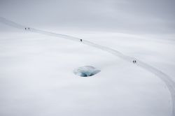 Una passeggiata al ghiacciaio dell'Aletsch, nei pressi di Grindelwald, Svizzera. E' il più esteso delle Alpi e copre un'area di circa 120 chilometri quadrati in Svizzera nei ...