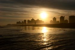 Passeggiata al tramonto sulla spiaggia di Punta del Este, Uruguay.

