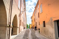 Passeggiata lungo le vie del centro di Castelvetro di Modena, nelle terre del Lambrusco - © Eddy Galeotti / Shutterstock.com