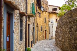 Passeggiata nel centro storico del borgo di Montefioralle in Toscana, provincia di Firenze