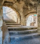 Passeggiata nel centro storico medievale di Villalago, borgo in Abruzzo