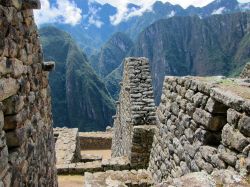Passeggiata fra le rovine di Machu Picchu, Perù ...