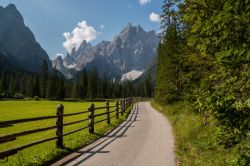 Passeggiata su di una strada della Val Pusteria in estate