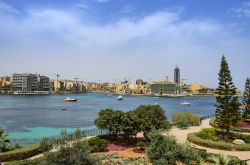 Passeggiata sul lungomare di Sliema, Malta. Qui si possono ammirare la baia di Sliema e St. Julian's - © Kotsovolos Panagiotis / Shutterstock.com