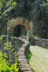 Passeggiata sul Ponte del Diavolo, il simbolo di Lanzo Torinese, Piemonte.
