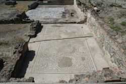 Pavimento a mosaico presso gli scavi archeologici di Sybaris in Calabria - © Peter Stewart - CC BY-SA 2.0, Wikipedia