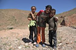 Bambini nella valle di Asni nei pressi di Marrakech, Marocco - E' il primo villaggio berbero che si incontra sulla strada che dalla città imperiale porta verso il passo di Tizi-n-Test: ...