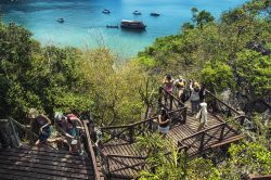 Persone salgono le scale verso il lago della Montagna a Mu Ko, nell'Ang Thong National Marine Park. Si tratta di una frequentata area turistica - © M.V. Photography / Shutterstock.com ...