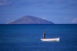 Barca da pesca a Cap Malheureux, isola di Mauritius - Un pescatore nelle acque dell'oceano Indiano di fronte alla costa di Cap Malheureux © Carole Castelli / Shutterstock.com