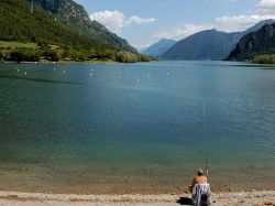 Pescatore sul lago di Idro, una meta turistica ...