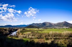 Piana di Monte Verna in  provincia di Benevento, Sullo sfondo i Monti del Matese e il fiume Volturno. - © MARINO LANDOLFO / Shutterstock.com