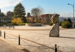 Piazza Belvedere, Azzate (Varese). Uno scorcio del centro e il monumento in bronzo ad Antonio Ghiringhelli - © elesi / Shutterstock.com