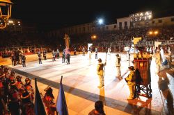 Piazza degli Scacchi by night con la celebre partita in costume a Marostica, provincia di Vicenza, Veneto - © ChiccoDodiFC / Shutterstock.com