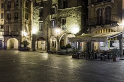 Piazza del Mercato a Domodossola, Piemonte, di notte. Qui si affacciano edifici medievali e caffé: pensata e progettata con un'architettura rinascimentale, la piazza presenta portici ...