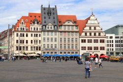Piazza del Mercato a Lipsia (Germania) con gente a passeggio. Lipsia è per grandezza la decima città del paese co oltre 500 mila abitanti - © Tupungato / Shutterstock.com