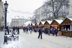 Piazza del Mercato a Lviv sotto la neve con le bancarelle del Natale (Ucraina) - © Dmitrydesign / Shutterstock.com