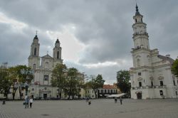La Piazza del Municipio (Rotuses aikste) a Kaunas. ...