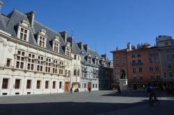Piazza del Parlamento del Delfinato a Grenoble, Francia. Prende il nome dall'omonimo palazzo le cui parti più antiche risalgono al XV° secolo.
