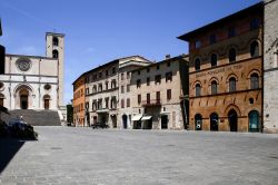 Piazza del Popolo a Todi con la Cattedrale della Santissima Maria Annunziata, Umbria - © laura zamboni / Shutterstock.com