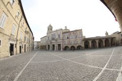 Piazza del Popolo il cuore del borgo di Offida nelle Marche - © life_in_a_pixel / Shutterstock.com