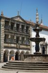 Piazza della Repubblica con la fontana e la Casa di Misericordia, Viana do Castelo, Portogallo.

