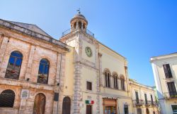 Piazza e torre dell'orologio a Conversano in Puglia - © Mi.Ti. / Shutterstock.com
