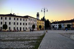 Piazza Italia è la piazza principale di Maniago (Friuli). Si nota il Municipio e, sullo sfondo, il campanile del Duomo.
