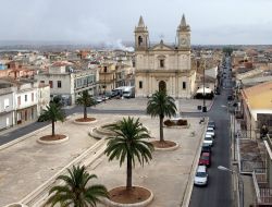 Piazza Libertà con la Chiesa Madre di Acate in Sicilia, provincia di Ragusa - © Edino48, CC BY-SA 4.0, Wikipedia