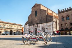 Piazza Maggiore e la Cattedrale di San Petronio: una delle tappe imperdibili del tour in bici di Bologna - © Walk 'n Ride by BikeinBo / www.touremiliaromagna.it/