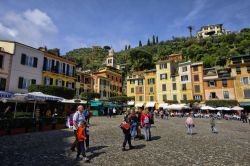 Piazza Martiri dell'Olivetta a Portofino, Genova, Liguria. Questa località è una delle più popolari della regione ligure - © Rafal Gadomski / Shutterstock.com