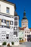 Piazza principale e chiesa di St. Wenceslas nella città di Mikulov, Repubblica Ceca. Una bella immagine del centro storico di questa famosa località situata all'interno della ...