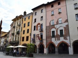 Piazza San Donato in centro a Pinerolo, Piemonte. - © hydra viridis / Shutterstock.com