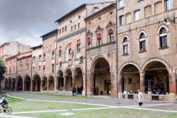 Piazza Santo Stefano in autunno, Bologna, Emilia-Romagna. Questo piazzale ospita il complesso delle Sette Chiese - © vvoe / Shutterstock.com