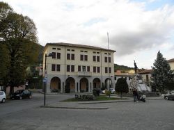 Piazza Vittorio Emanuele II in centro a Lozzo Atestino, in Veneto