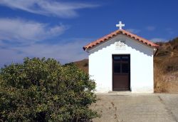 Piccola cappella sull'isola di Lemnos, Grecia - Un grazioso edificio dedicato al culto religioso ospitato sull'isola greca di Lemnos © Miroslav Hladik / Shutterstock.com