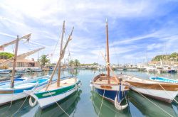 Piccole barche in legno al porto di Sanary-sur-Mer, Francia.

