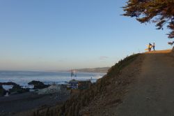 Pichilemu, Cile: due surfisti al tramonto ammirano il panorama - © World's Calling / Shutterstock.com