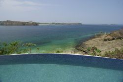 Una piscina si affaccia sulla riva dell'isola di Contadora, Las Perlas, Panama. Quest'isola, il cui nome significa "dell'ufficio contabile" perchè vi venivano conteggiate ...